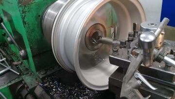 Расточка и проточка центрального отверстия литых дисков