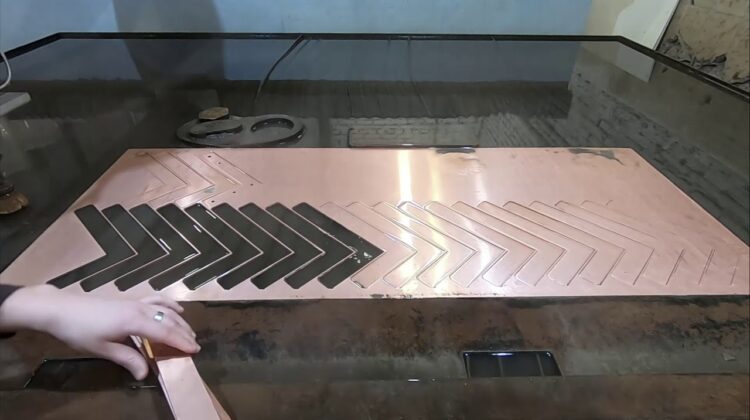 Гидроабразивная резка меди — точность и качество от «МеталУслуги.Ру»